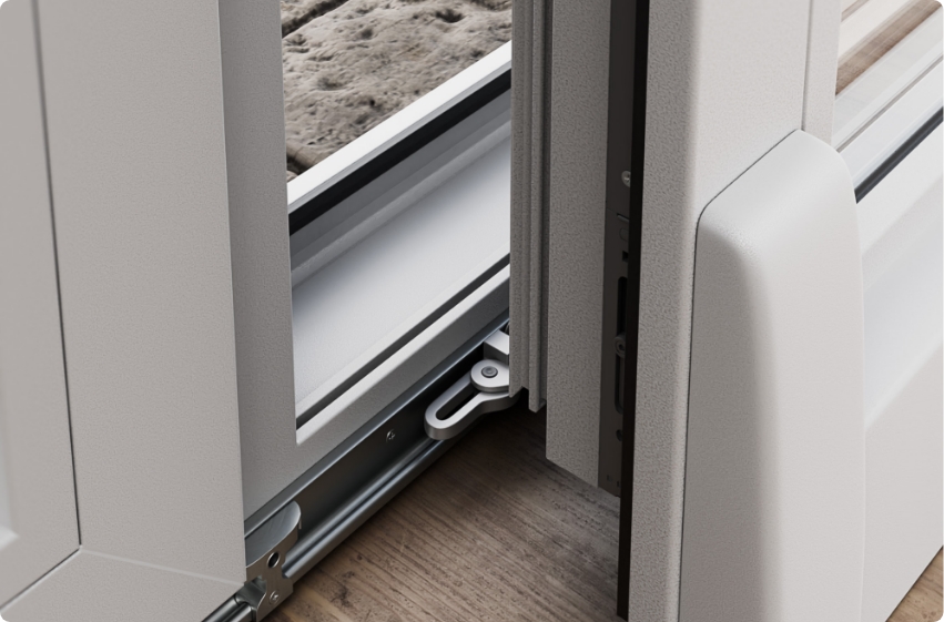 Mechanizm uchylno-przesuwny pozwala na łatwe przesuwanie i uchylanie skrzydeł, zapewniając komfort codziennego użytkowania drzwi tarasowych i balkonowych.