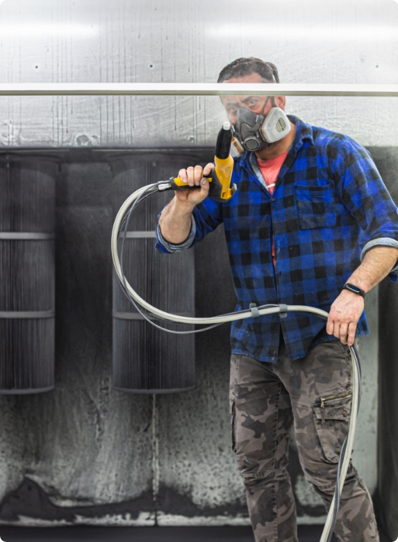 Mężczyzna malujący w warsztacie.